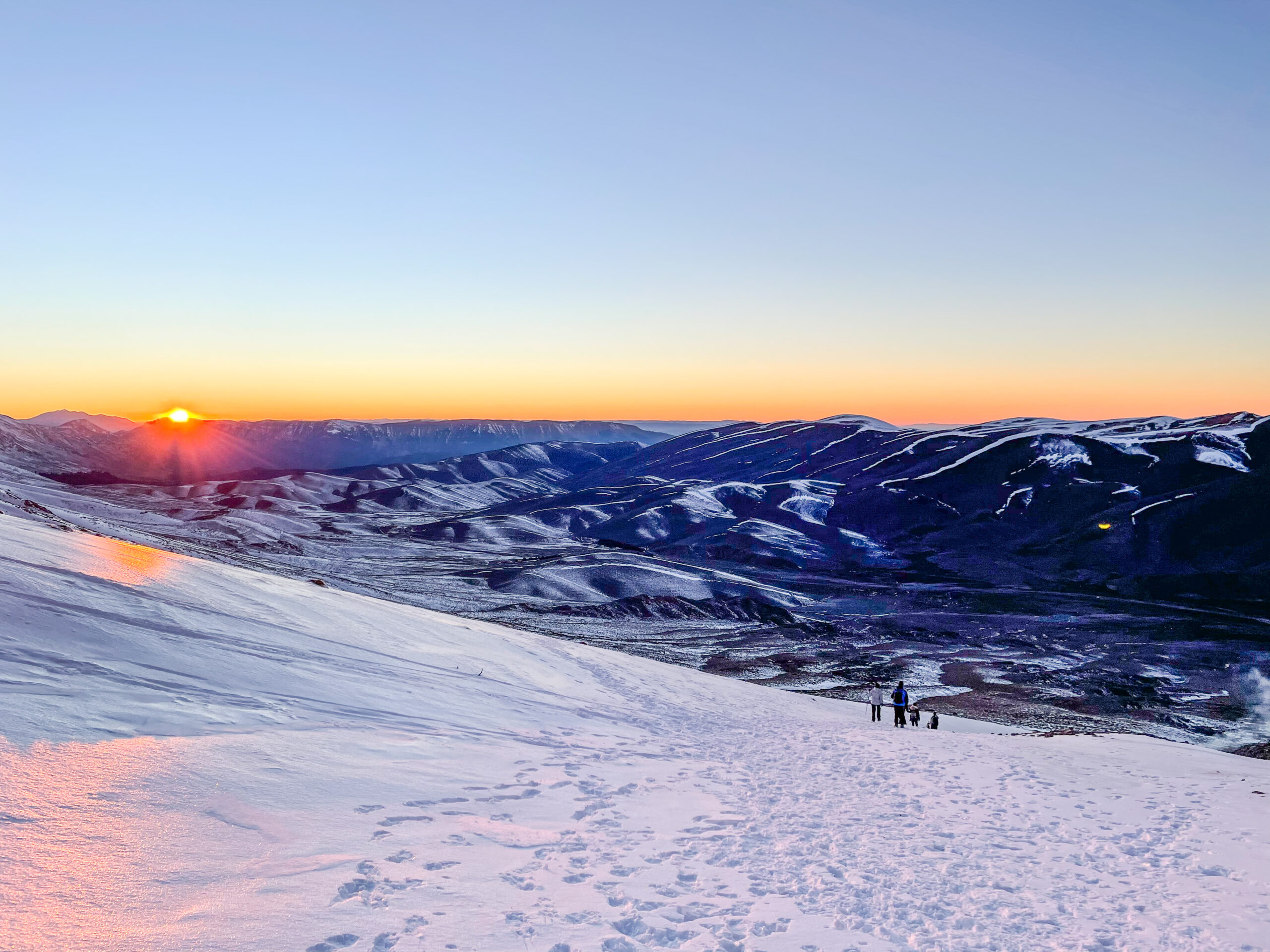 coucher-soleil-bouiblane-neige-ski-Jbel-bouiblane-taza-meilleure-agence-de-voyage-au-maroc-meilleure-agence-de-randonnee-voyage-organise-hiking-plan-trek-scaled